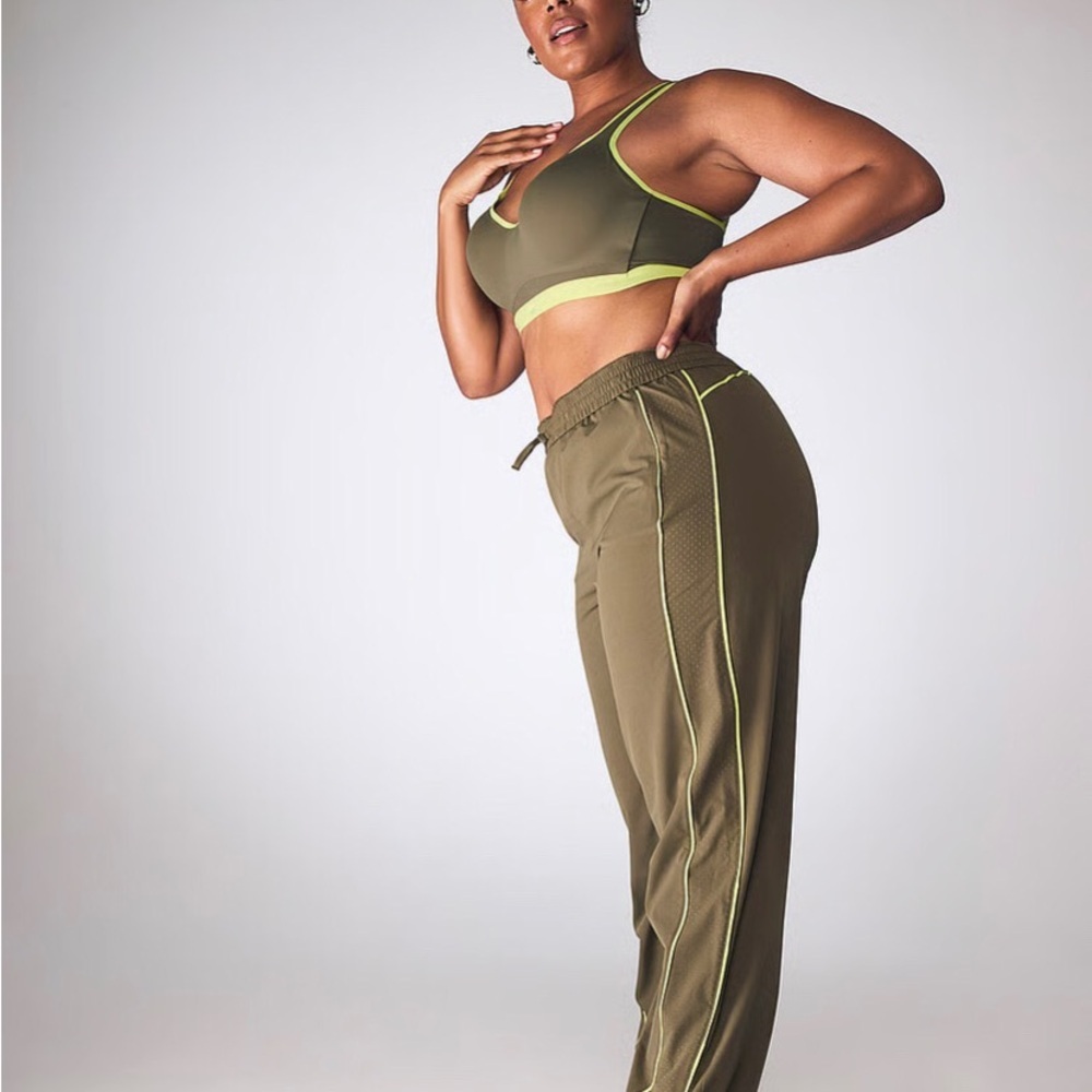 Victoria's Secret Olive Green Seamless Bralette with Lime Trim 34DD - Picture 3 of 7